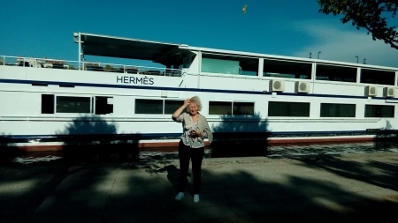 Marie-Jo devant le bateau l'Hermès